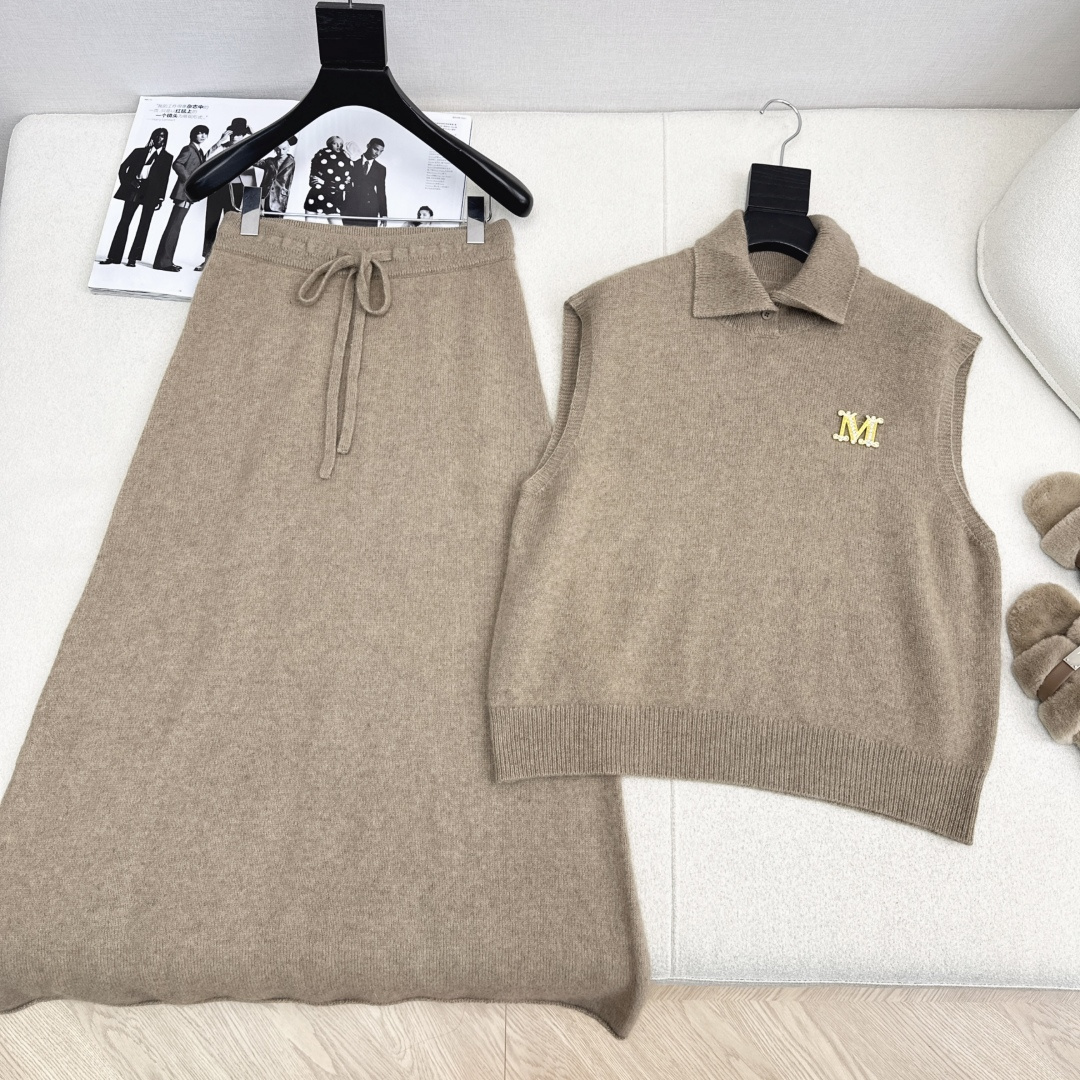 独家款 Max 25Ss———早秋最新款针织套装 🤎翻领无袖毛衣+松紧腰半裙 精致美感 整体给人感觉特别