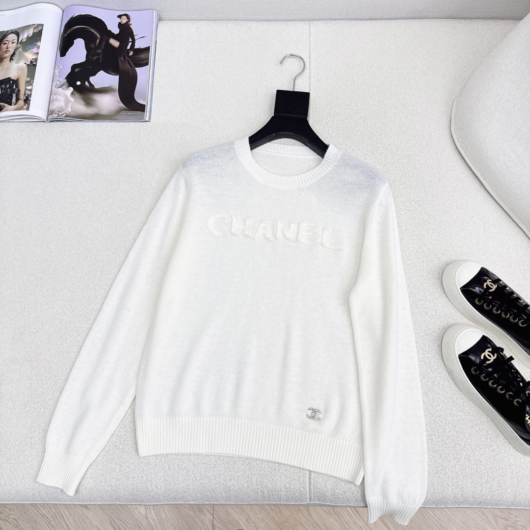 Elegant Wool-Blend Pullover Sweater with Embroidered Logo Detail 7 cmp i1759464515018 1853 0 5