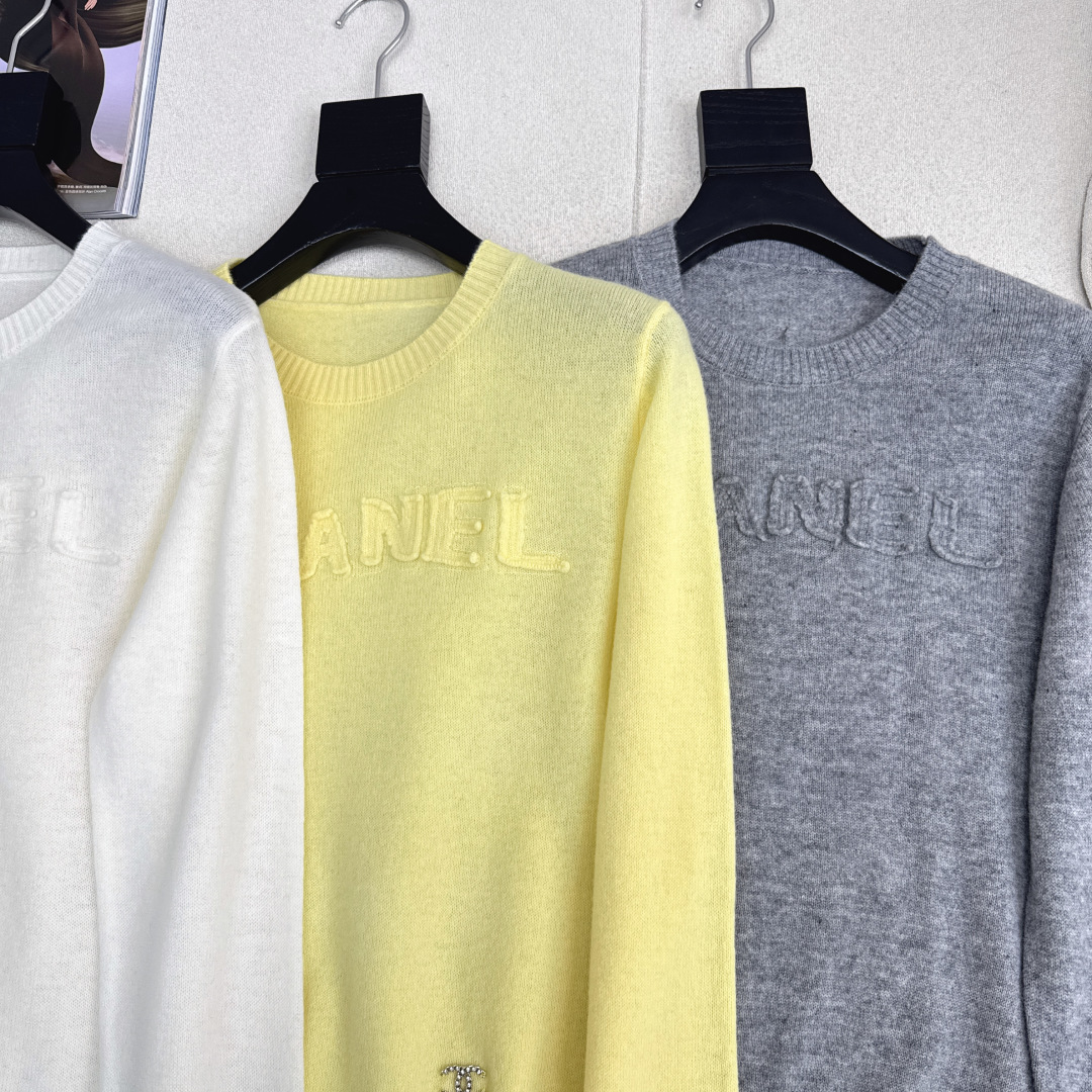 Elegant Wool-Blend Pullover Sweater with Embroidered Logo Detail 4 cmp i1759464515018 3232 0 2