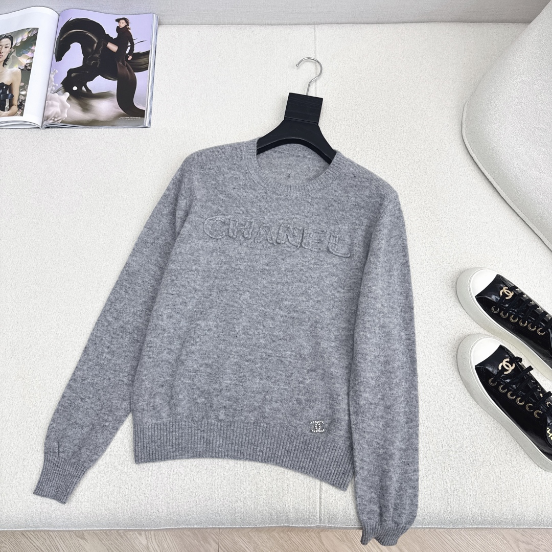 Elegant Wool-Blend Pullover Sweater with Embroidered Logo Detail 6 cmp i1759464515018 5912 0 4