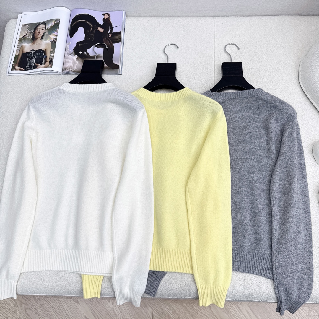 Elegant Wool-Blend Pullover Sweater with Embroidered Logo Detail 9 cmp i1759464515018 8365 0 7