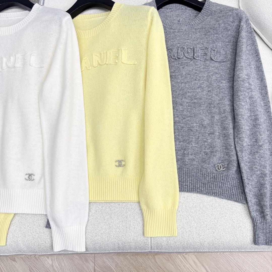 Elegant Wool-Blend Pullover Sweater with Embroidered Logo Detail 5 cmp i1759464515019 8600 0 3