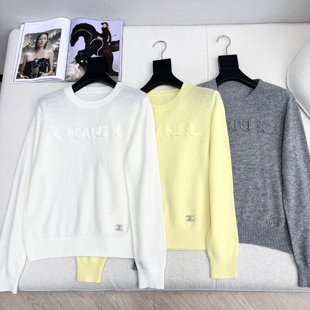 Elegant Wool-Blend Pullover Sweater with Embroidered Logo Detail 2 cmp i1759464517583 3983 0 0