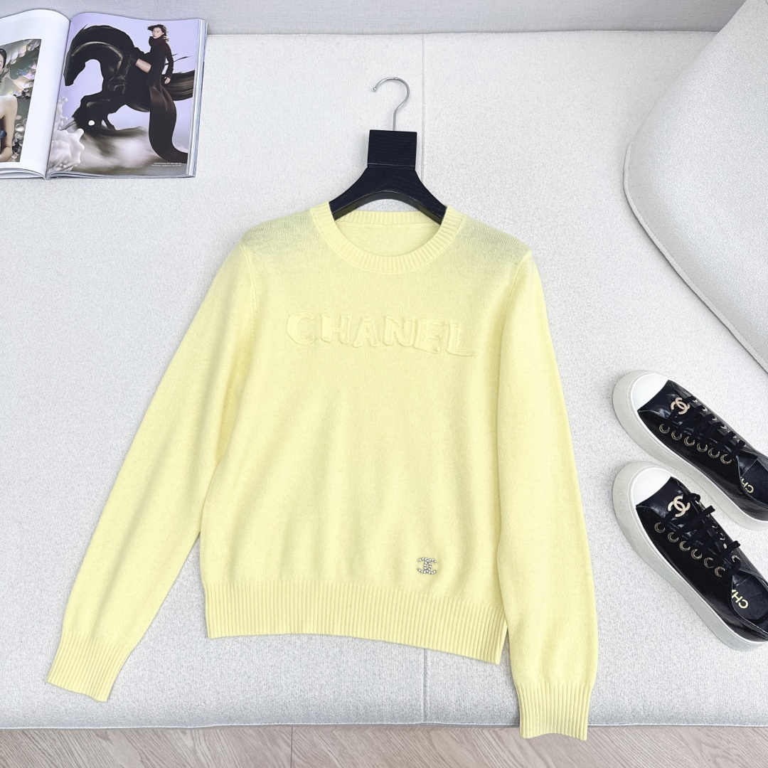 Elegant Wool-Blend Pullover Sweater with Embroidered Logo Detail 8 cmp i1759464517586 2442 0 6