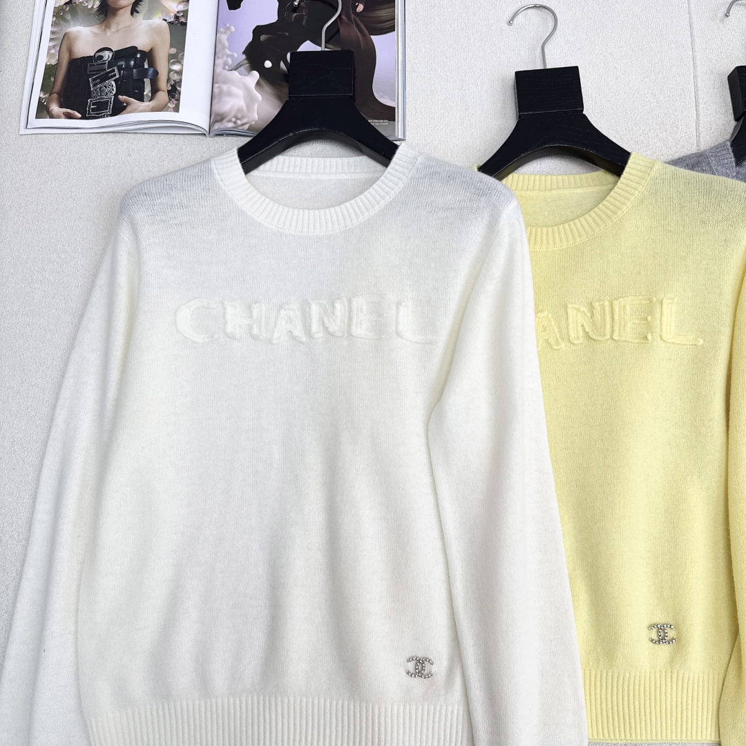 Elegant Wool-Blend Pullover Sweater with Embroidered Logo Detail 3 cmp i1759464517588 6013 0 1