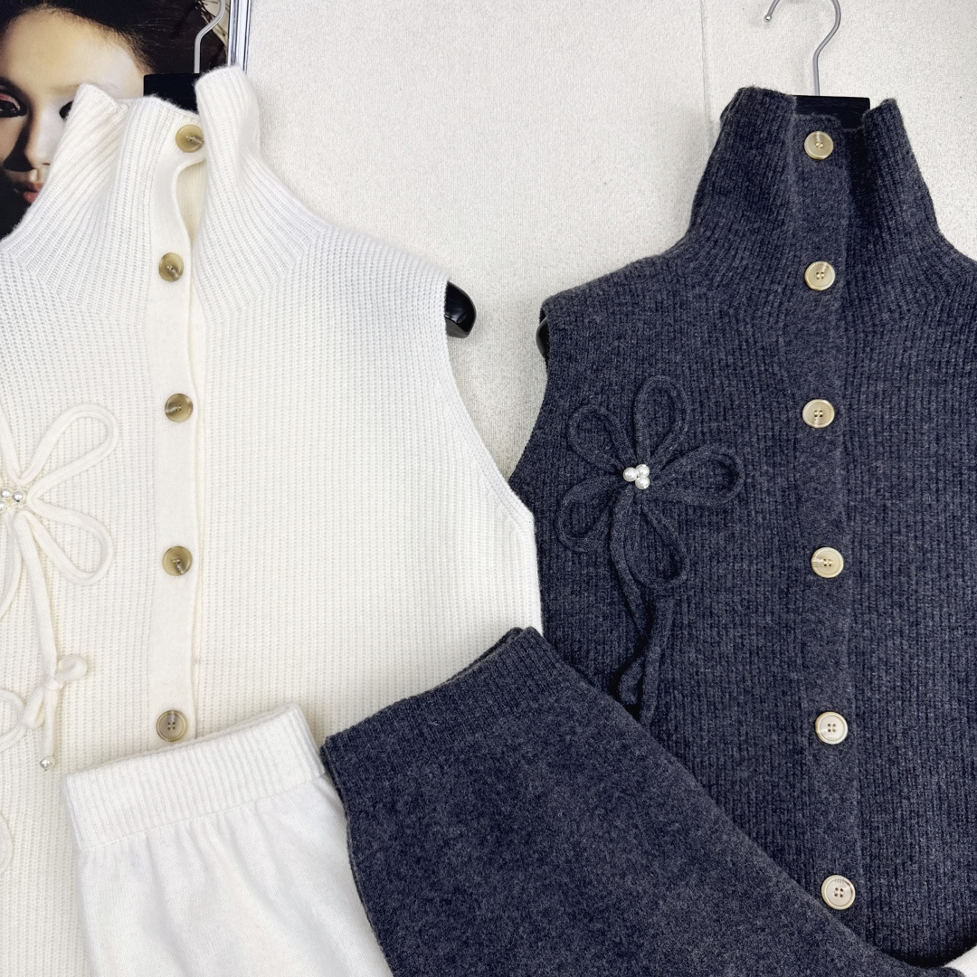 独家款～ C家 25Ss———早秋最新款无袖针织套装 🤍立体花朵装饰高领无袖毛衣+松紧腰直筒裤 精致美感