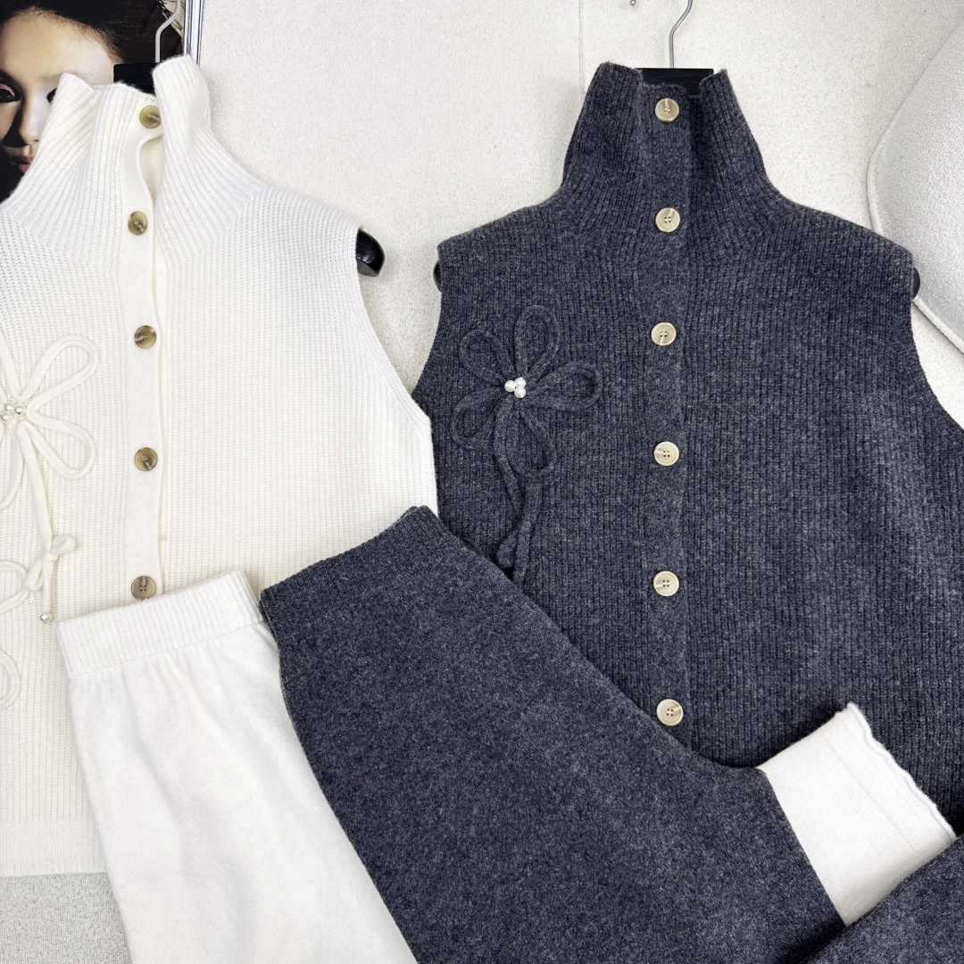 独家款～ C家 25Ss———早秋最新款无袖针织套装 🤍立体花朵装饰高领无袖毛衣+松紧腰直筒裤 精致美感