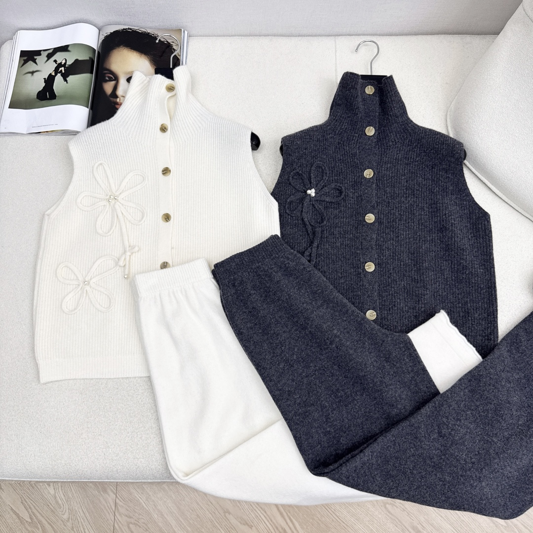 独家款～ C家 25Ss———早秋最新款无袖针织套装 🤍立体花朵装饰高领无袖毛衣+松紧腰直筒裤 精致美感