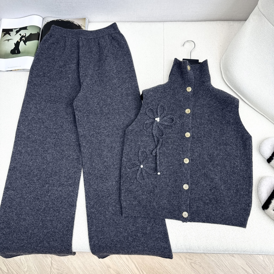 独家款～ C家 25Ss———早秋最新款无袖针织套装 🤍立体花朵装饰高领无袖毛衣+松紧腰直筒裤 精致美感