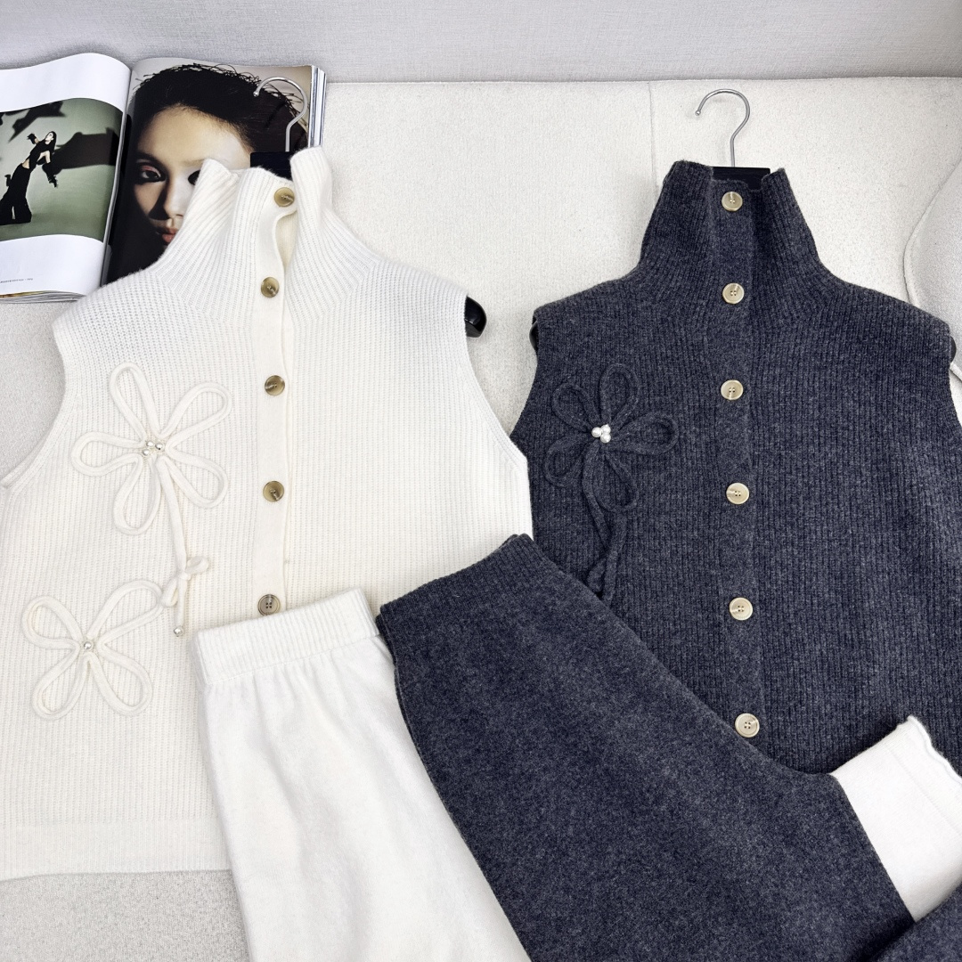 独家款～ C家 25Ss———早秋最新款无袖针织套装 🤍立体花朵装饰高领无袖毛衣+松紧腰直筒裤 精致美感