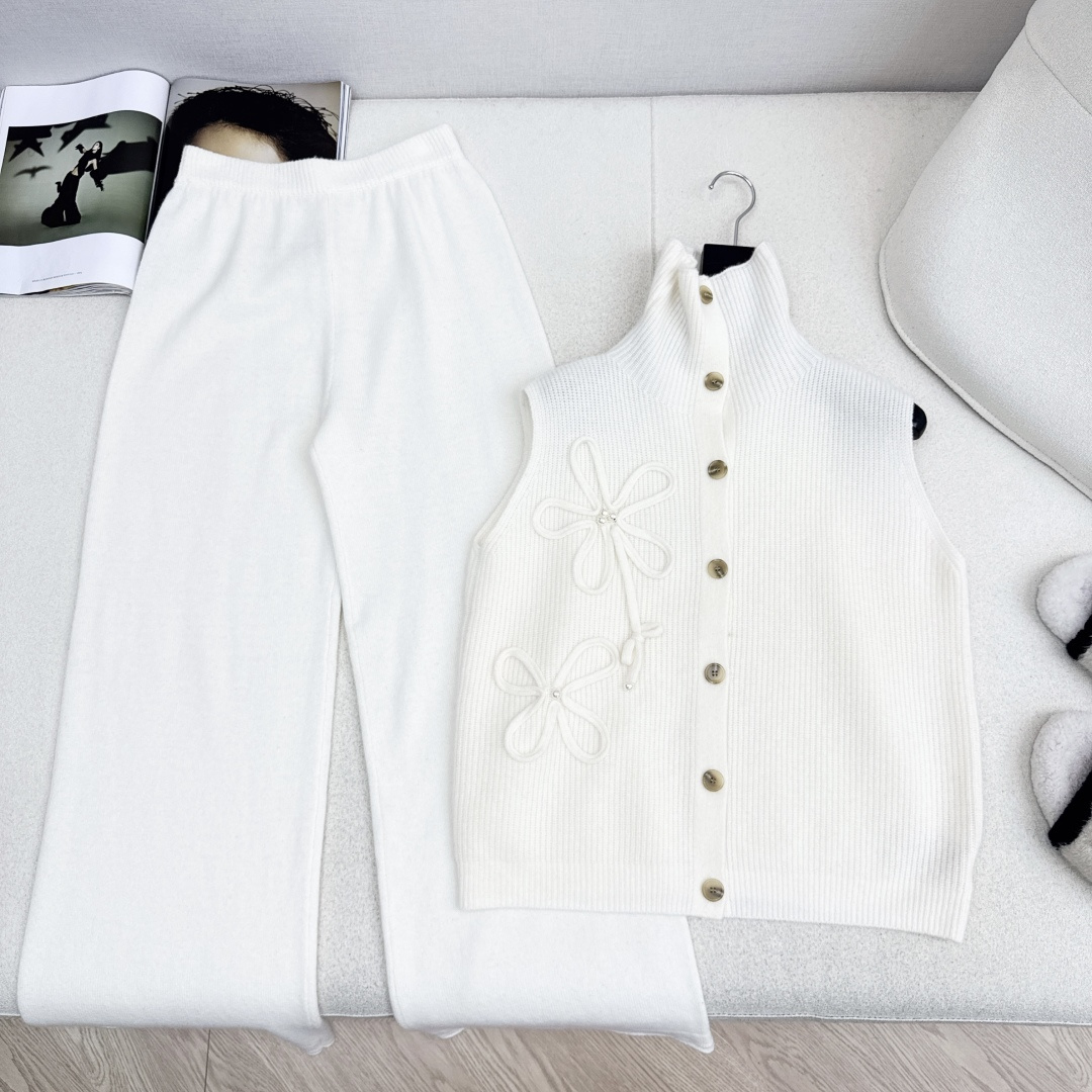 独家款～ C家 25Ss———早秋最新款无袖针织套装 🤍立体花朵装饰高领无袖毛衣+松紧腰直筒裤 精致美感