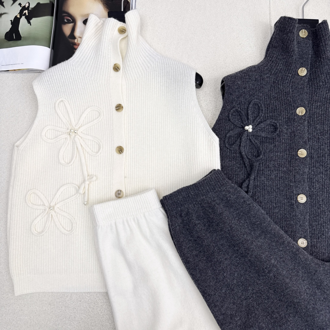 独家款～ C家 25Ss———早秋最新款无袖针织套装 🤍立体花朵装饰高领无袖毛衣+松紧腰直筒裤 精致美感