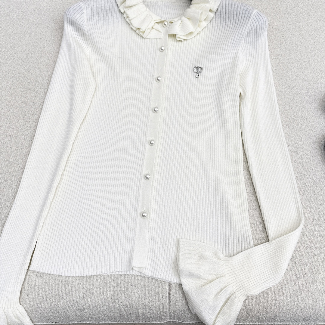 优雅气质 CD 25Ss————秋冬最新款法式木耳花边针织打底衫🖤一整个灰常精致的即视感 轻松开启时髦的