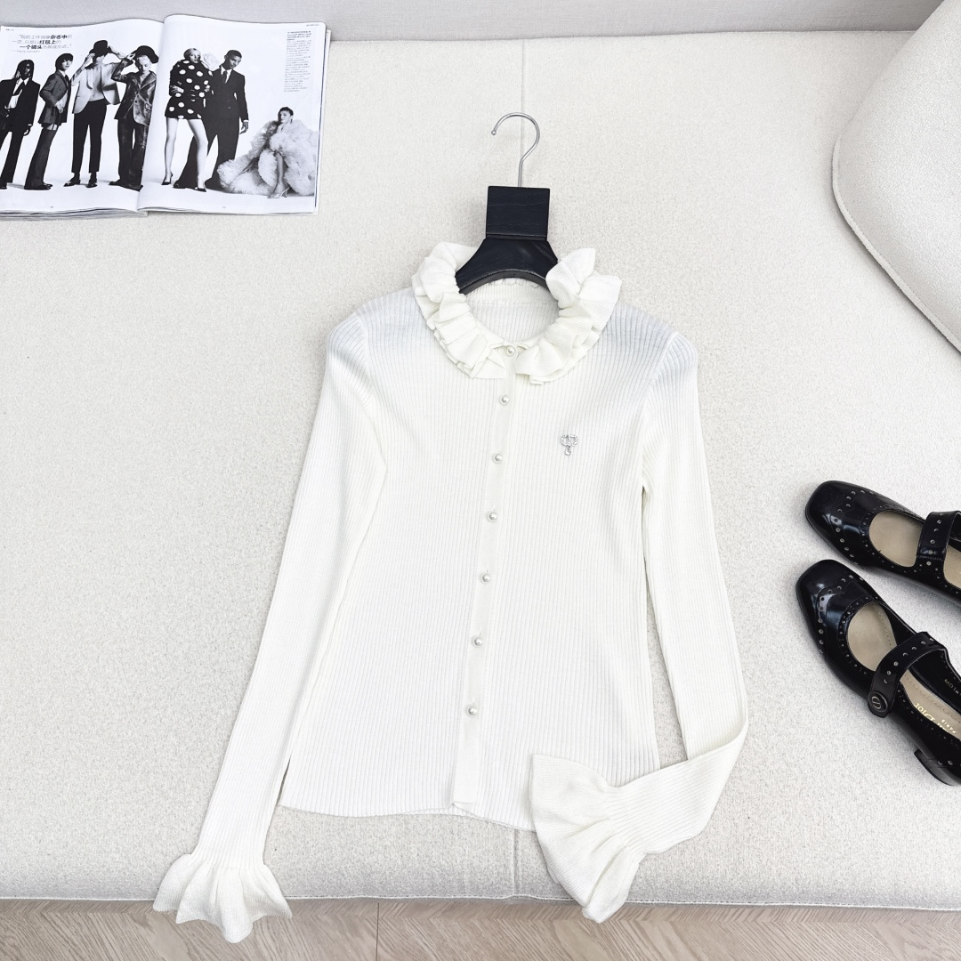 优雅气质 CD 25Ss————秋冬最新款法式木耳花边针织打底衫🖤一整个灰常精致的即视感 轻松开启时髦的