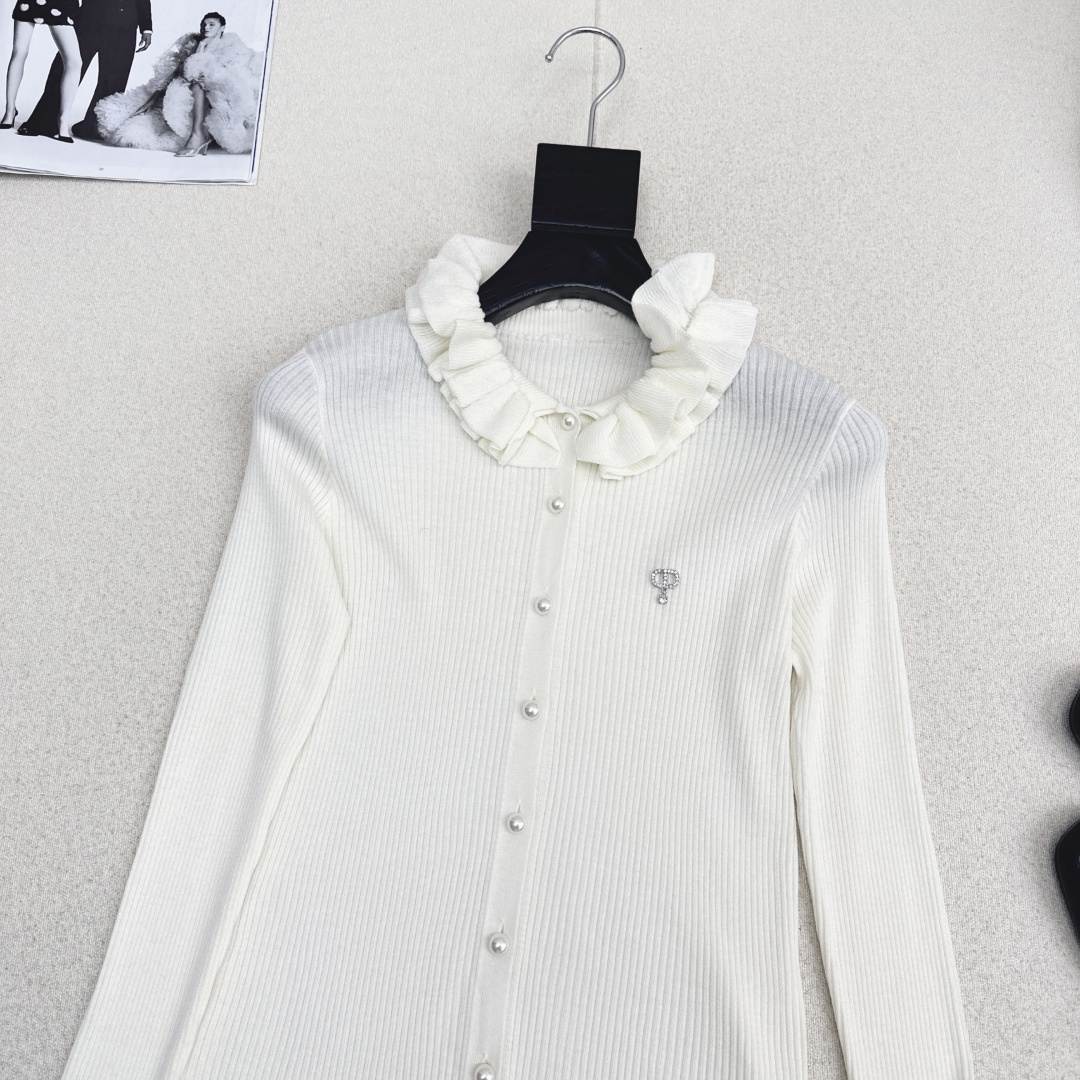 优雅气质 CD 25Ss————秋冬最新款法式木耳花边针织打底衫🖤一整个灰常精致的即视感 轻松开启时髦的