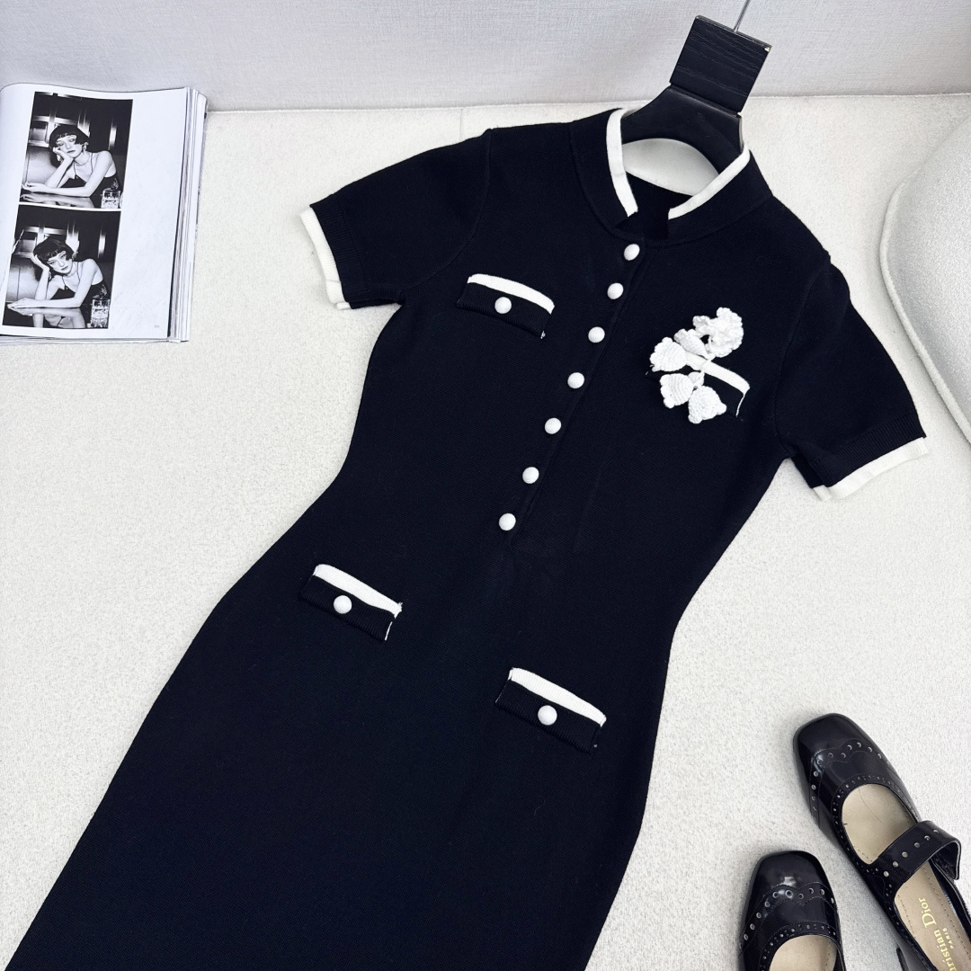 SSs———秋冬最新款立体花朵装饰短袖长款连衣裙🖤立体修身版型 保暖度和颜值却都在线～～最实穿百搭的精品