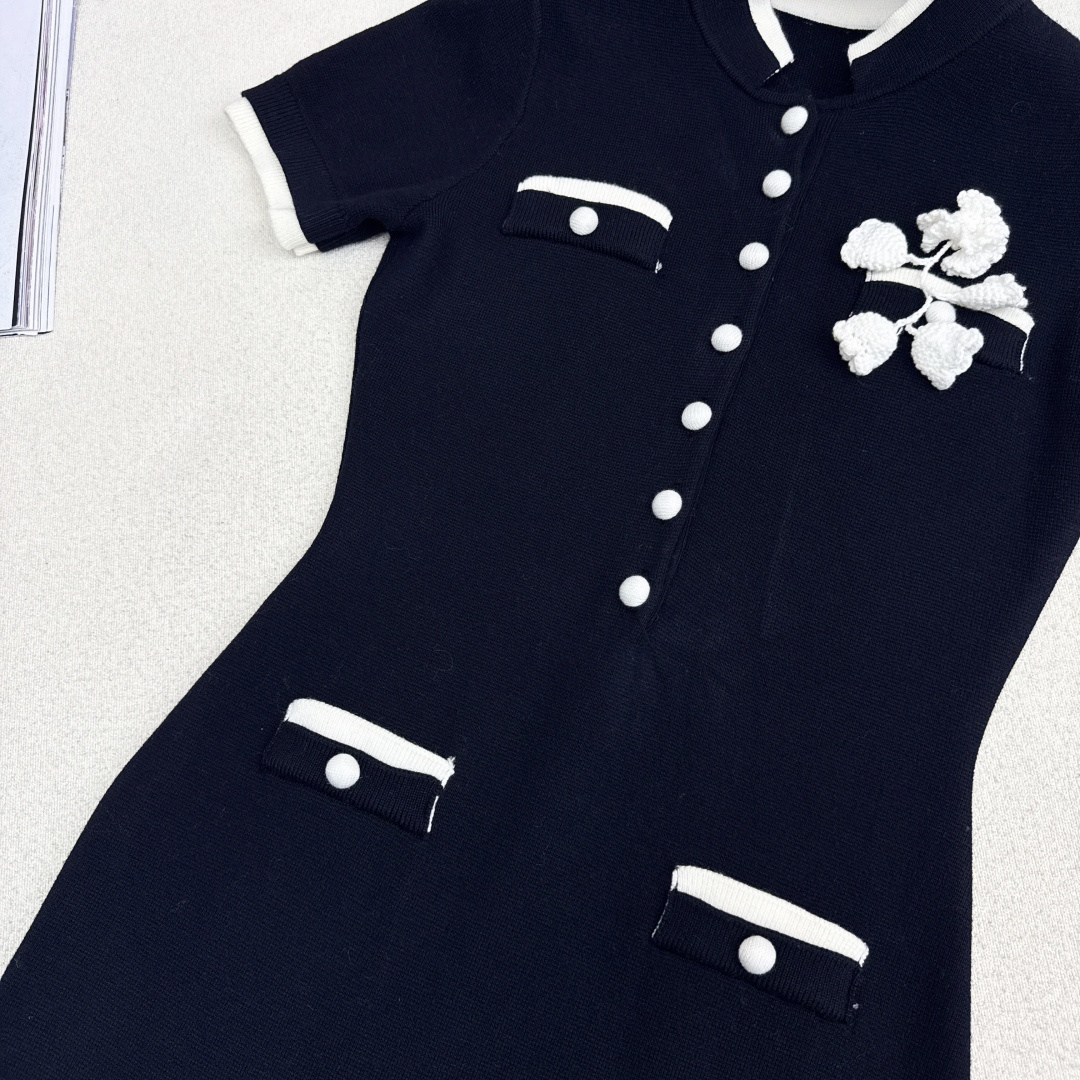 SSs———秋冬最新款立体花朵装饰短袖长款连衣裙🖤立体修身版型 保暖度和颜值却都在线～～最实穿百搭的精品