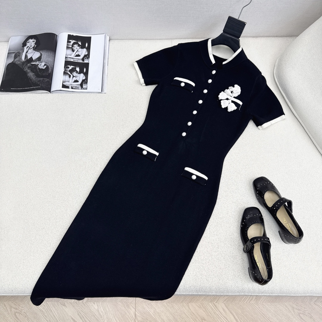 SSs———秋冬最新款立体花朵装饰短袖长款连衣裙🖤立体修身版型 保暖度和颜值却都在线～～最实穿百搭的精品