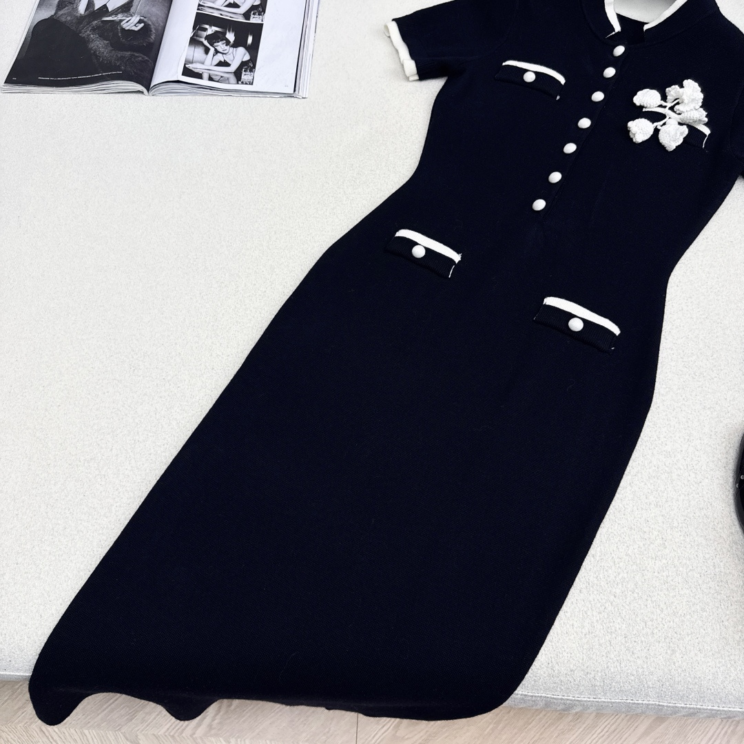 SSs———秋冬最新款立体花朵装饰短袖长款连衣裙🖤立体修身版型 保暖度和颜值却都在线～～最实穿百搭的精品