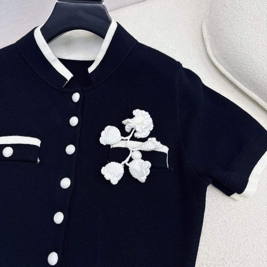 SSs———秋冬最新款立体花朵装饰短袖长款连衣裙🖤立体修身版型 保暖度和颜值却都在线～～最实穿百搭的精品