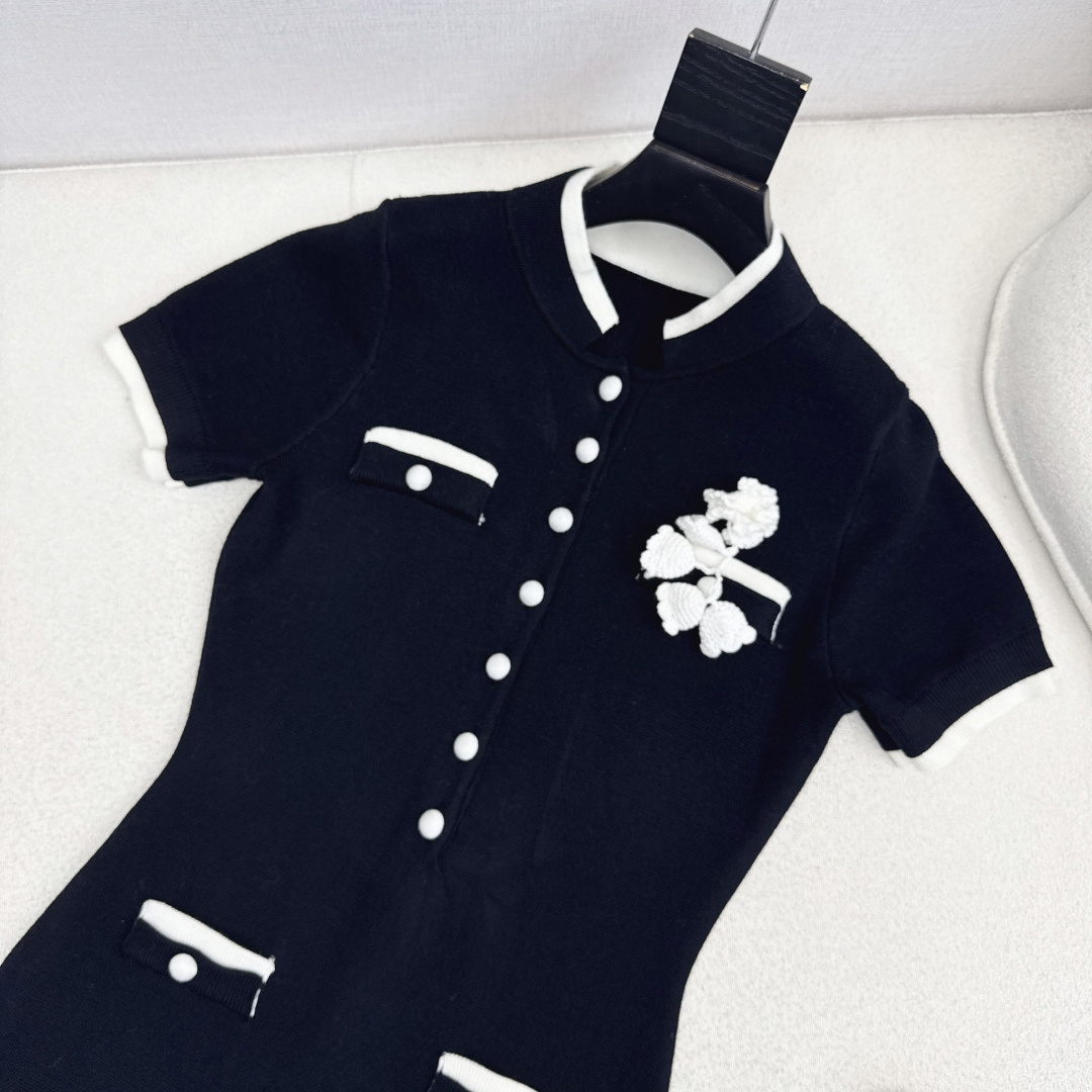 SSs———秋冬最新款立体花朵装饰短袖长款连衣裙🖤立体修身版型 保暖度和颜值却都在线～～最实穿百搭的精品