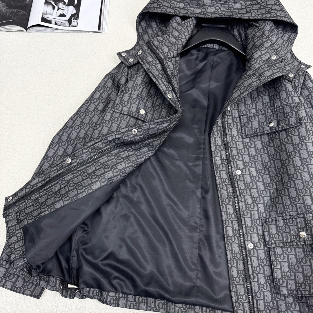 独家首发 爆单系列款 CD 25Ss———最新款满D提花连帽中长款夹克外套 🩶四个工装大口袋～～背面lo
