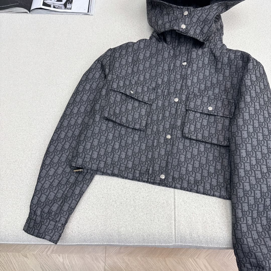 独家首发 爆单系列款 CD 25Ss———最新款满D提花连帽短款夹克外套 🩶四个工装大口袋～～背面log