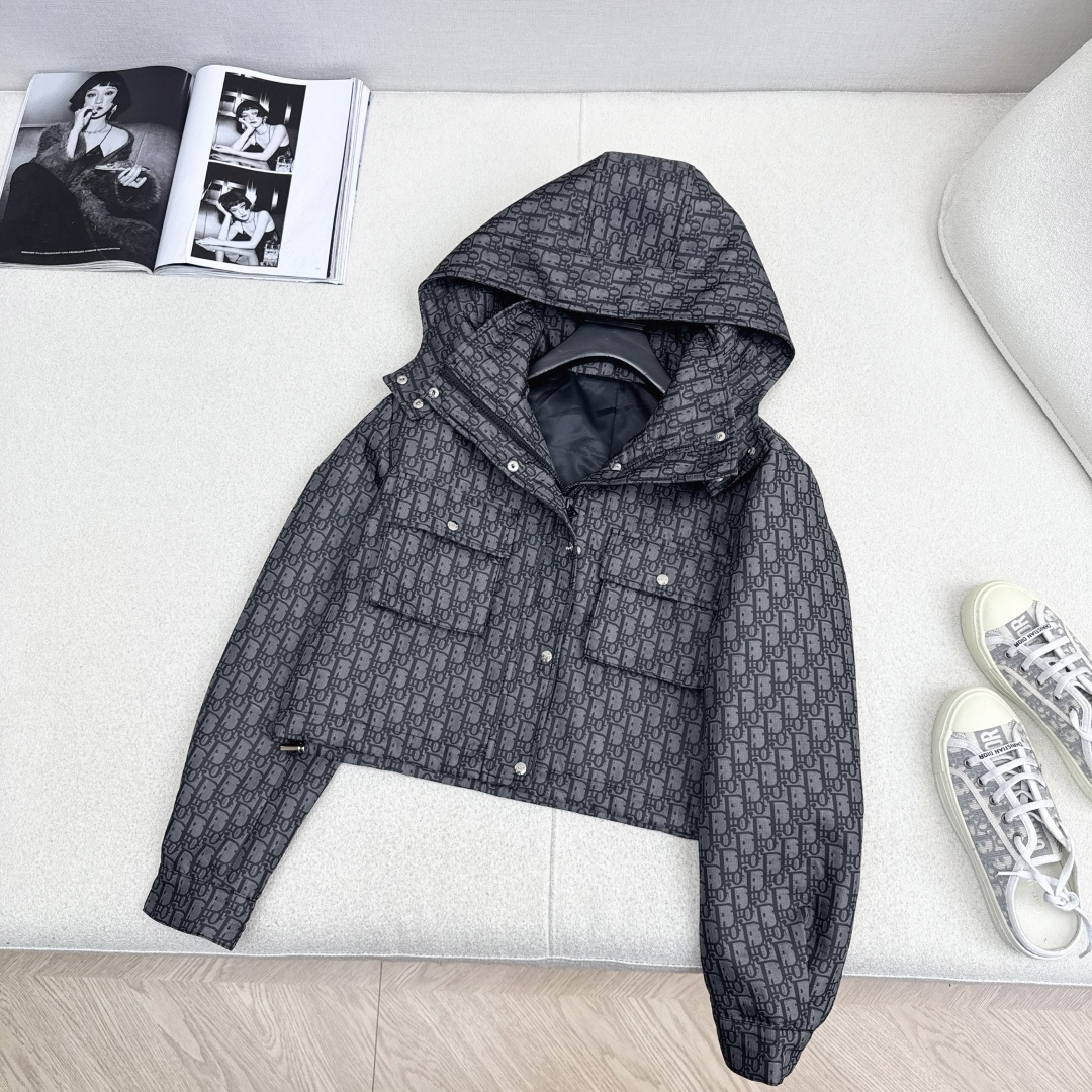 独家首发 爆单系列款 CD 25Ss———最新款满D提花连帽短款夹克外套 🩶四个工装大口袋～～背面log