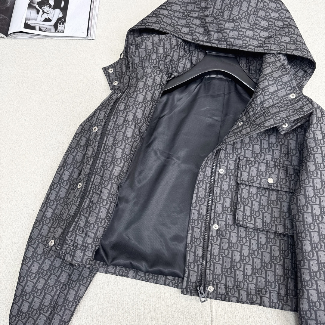 独家首发 爆单系列款 CD 25Ss———最新款满D提花连帽短款夹克外套 🩶四个工装大口袋～～背面log