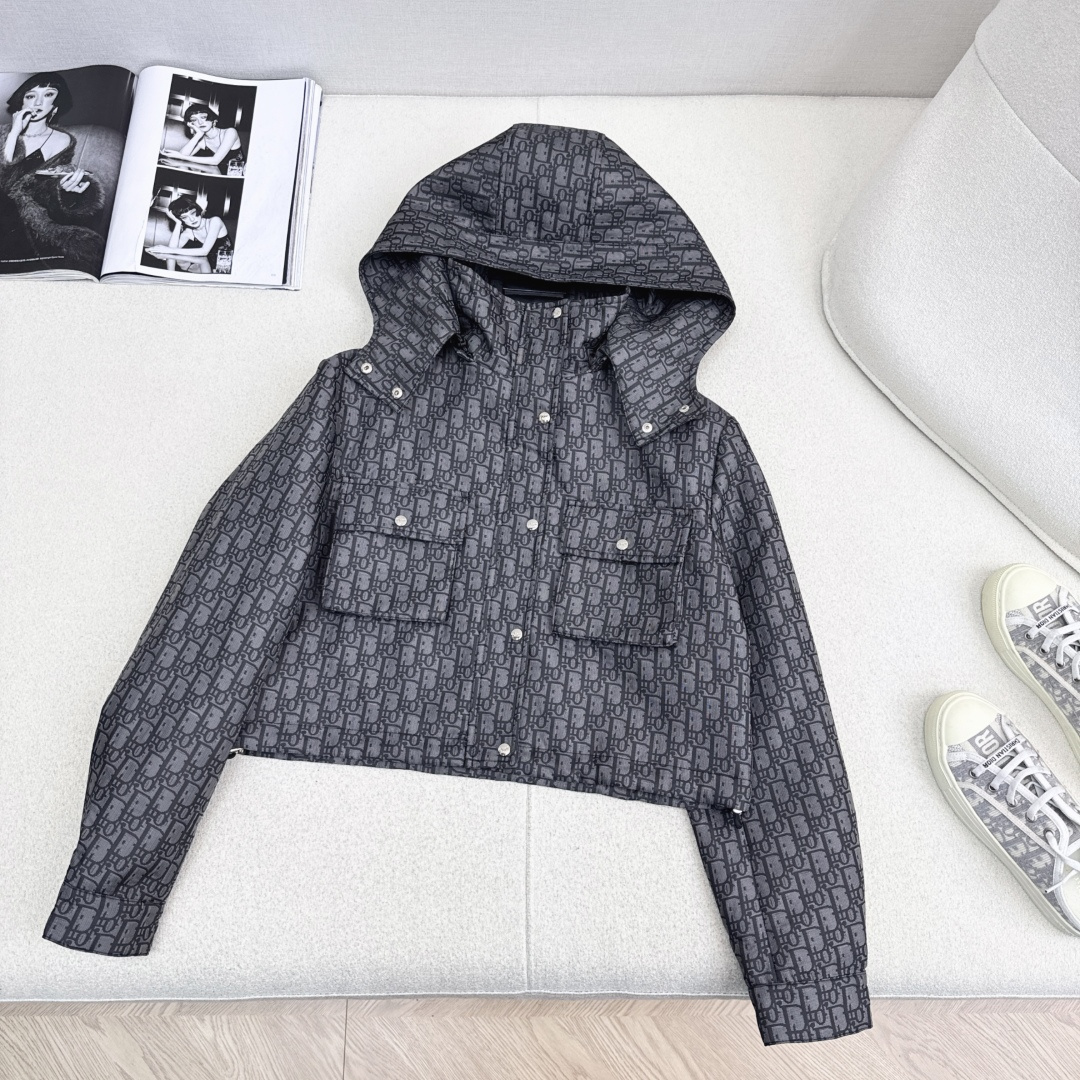 独家首发 爆单系列款 CD 25Ss———最新款满D提花连帽短款夹克外套 🩶四个工装大口袋～～背面log