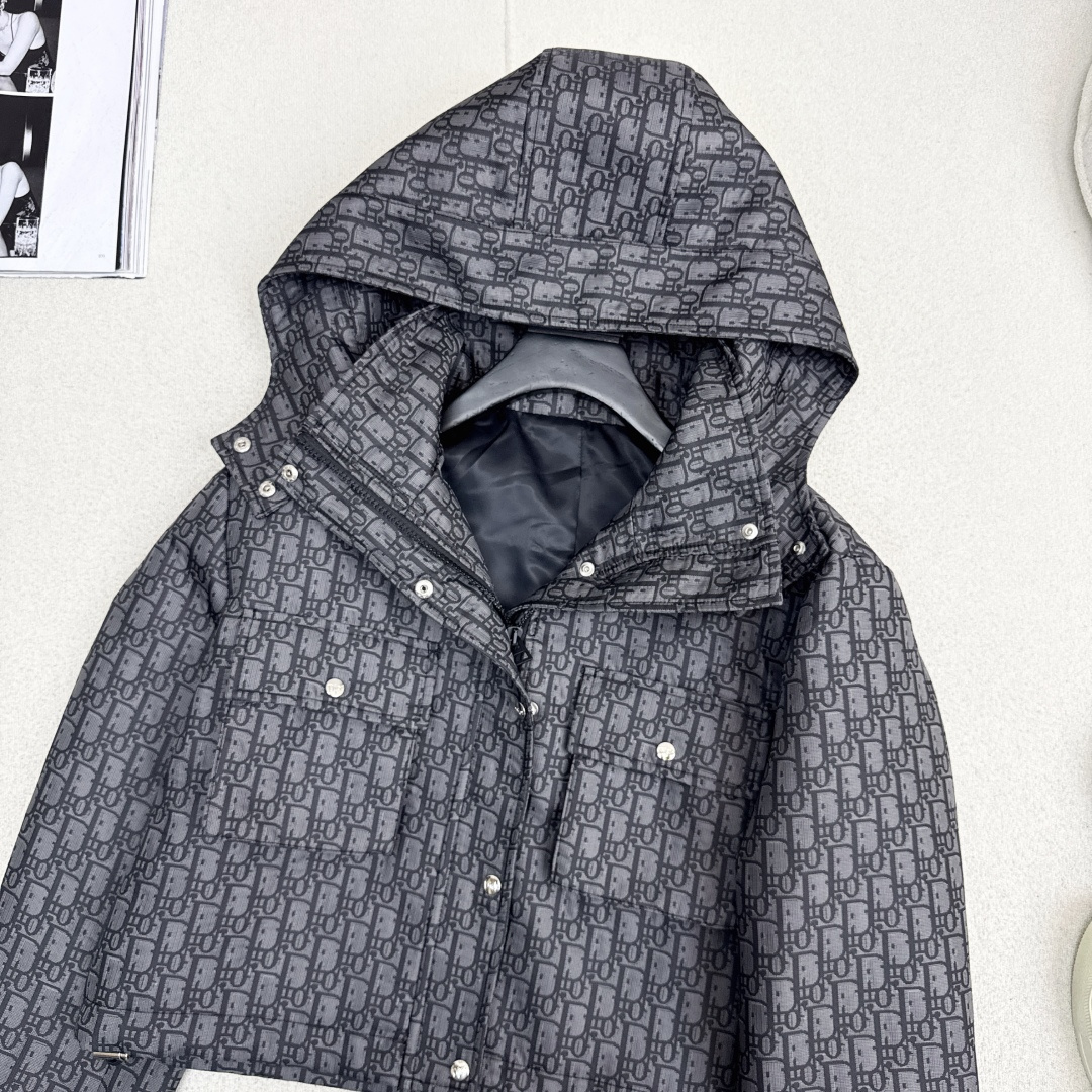 独家首发 爆单系列款 CD 25Ss———最新款满D提花连帽短款夹克外套 🩶四个工装大口袋～～背面log