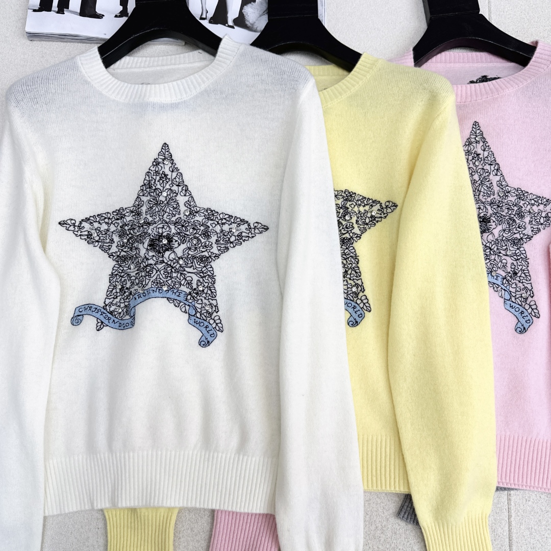 Embroidered Logo Sweater Classic Fit - Versatile Style 3 cmp i1759724206324 6680 0 1