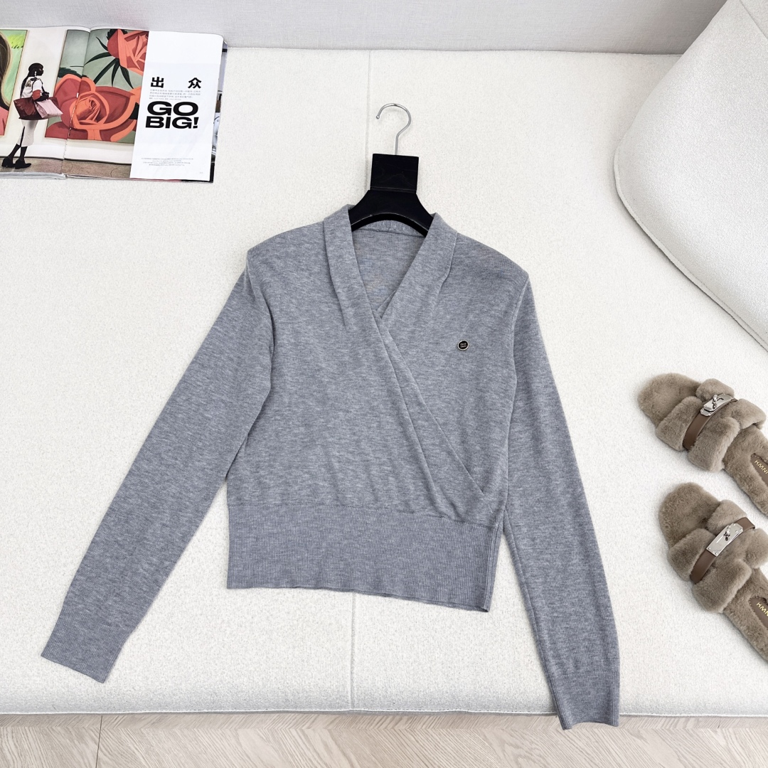 Women's V-Neck Wool Blend Knit Top - Slim Fit, Comfortable Layering 6 cmp i1761502551057 7646 0 4