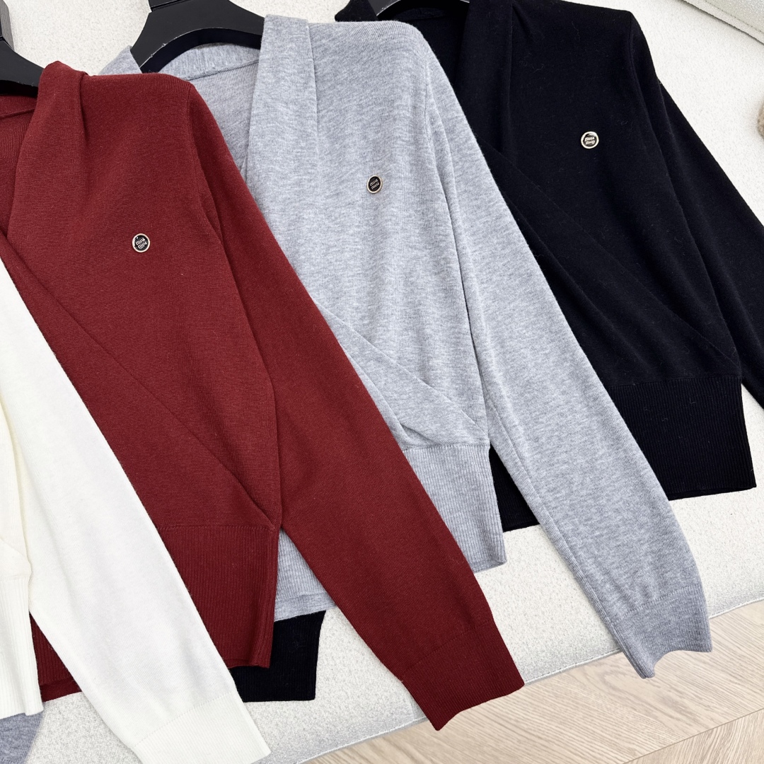 Women's V-Neck Wool Blend Knit Top - Slim Fit, Comfortable Layering 4 cmp i1761502551059 4718 0 2
