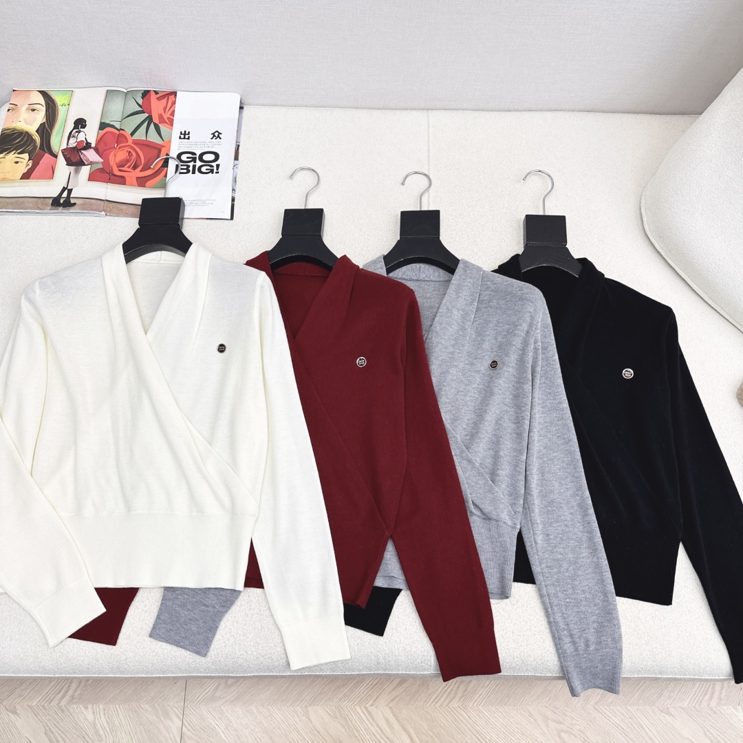 Women's V-Neck Wool Blend Knit Top - Slim Fit, Comfortable Layering 2 cmp i1761502553764 4240 0 0