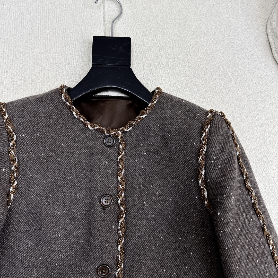 精致贵气 LSs———秋冬最新款高级美拉德色系镶边羊毛外套 🤎纯手工定制的钉珠镶边设计 经典的箱型小外套