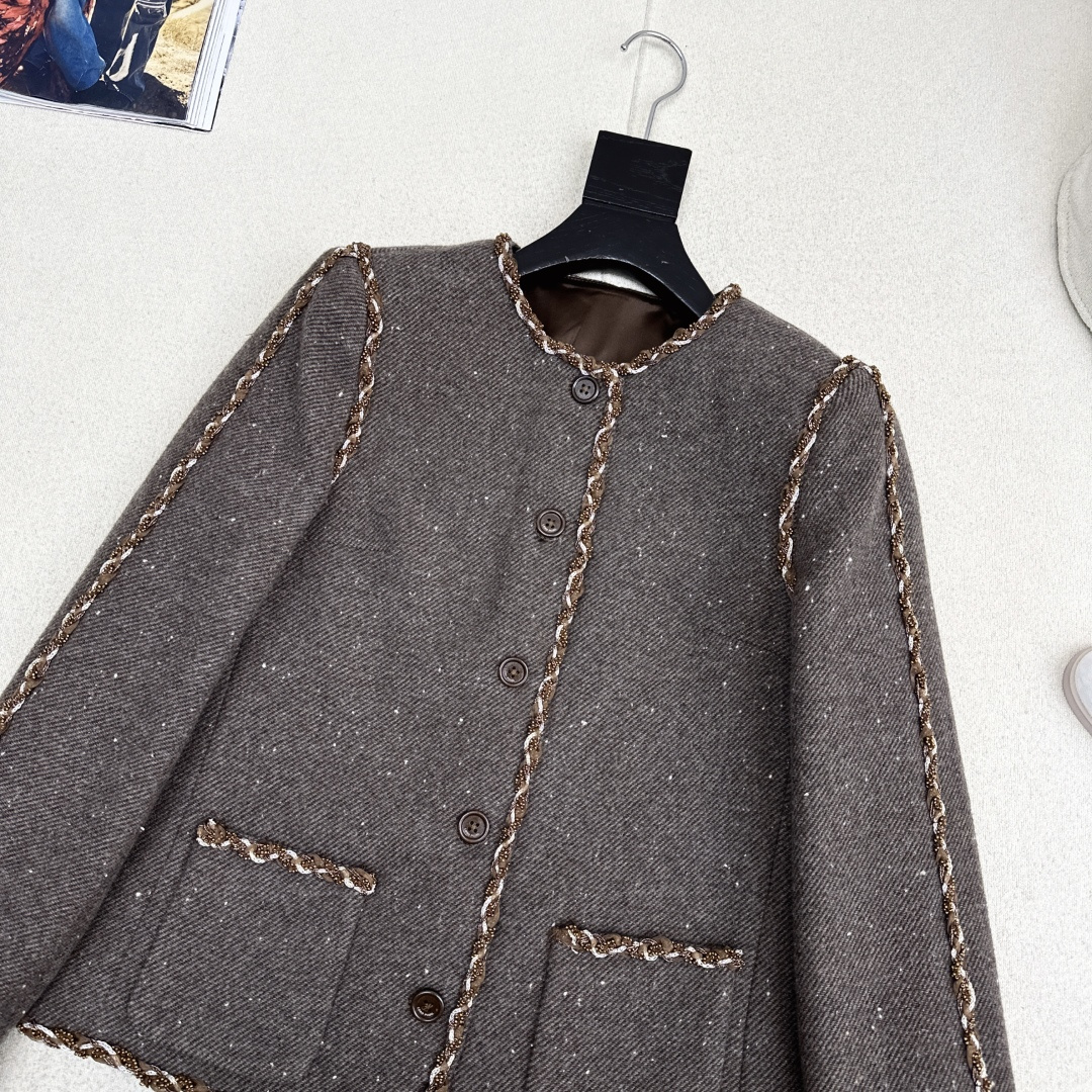 精致贵气 LSs———秋冬最新款高级美拉德色系镶边羊毛外套 🤎纯手工定制的钉珠镶边设计 经典的箱型小外套