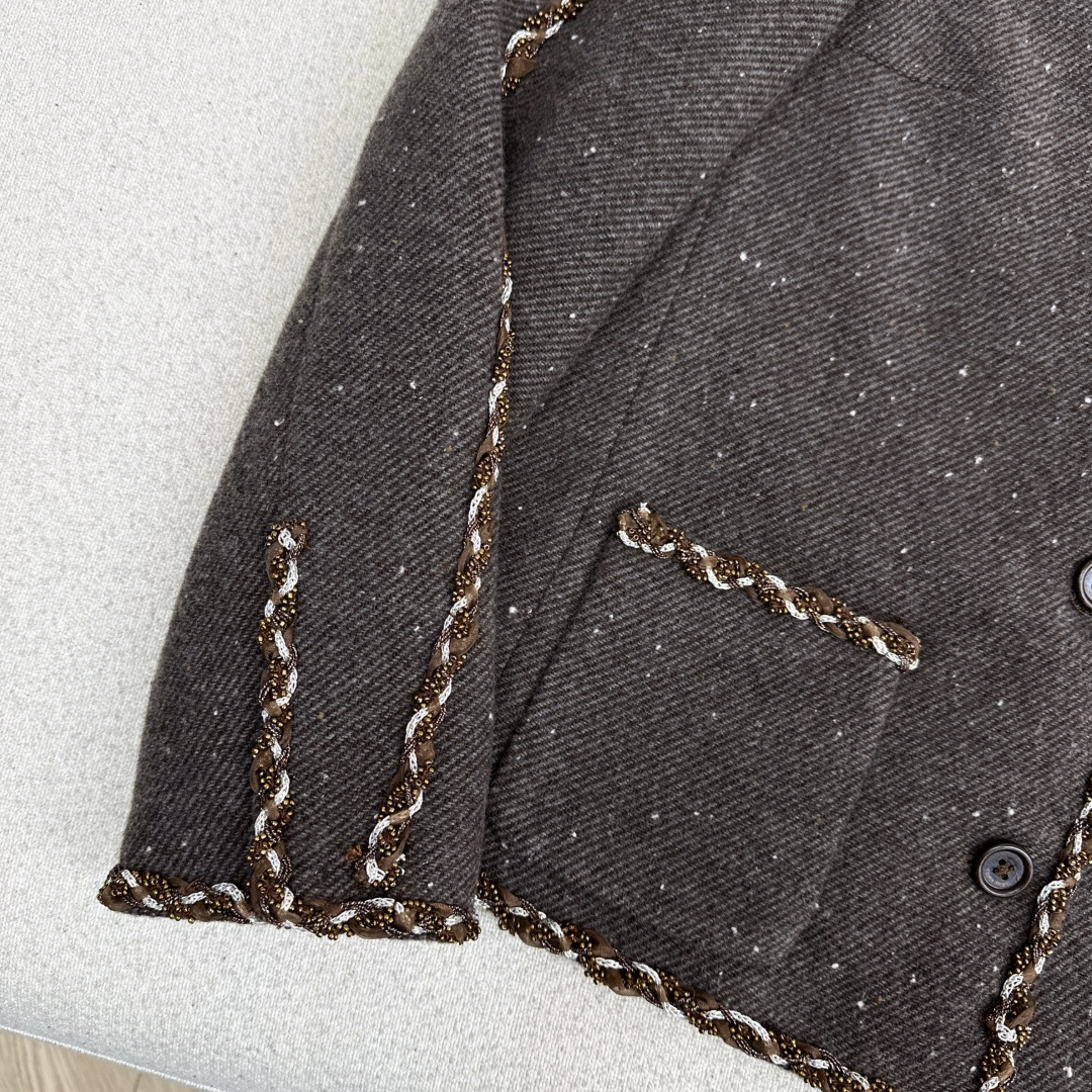 精致贵气 LSs———秋冬最新款高级美拉德色系镶边羊毛外套 🤎纯手工定制的钉珠镶边设计 经典的箱型小外套