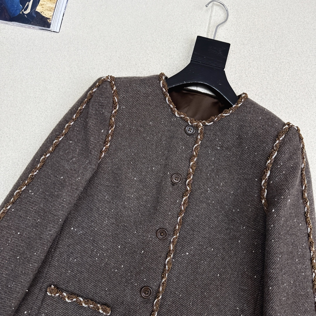 精致贵气 LSs———秋冬最新款高级美拉德色系镶边羊毛外套 🤎纯手工定制的钉珠镶边设计 经典的箱型小外套