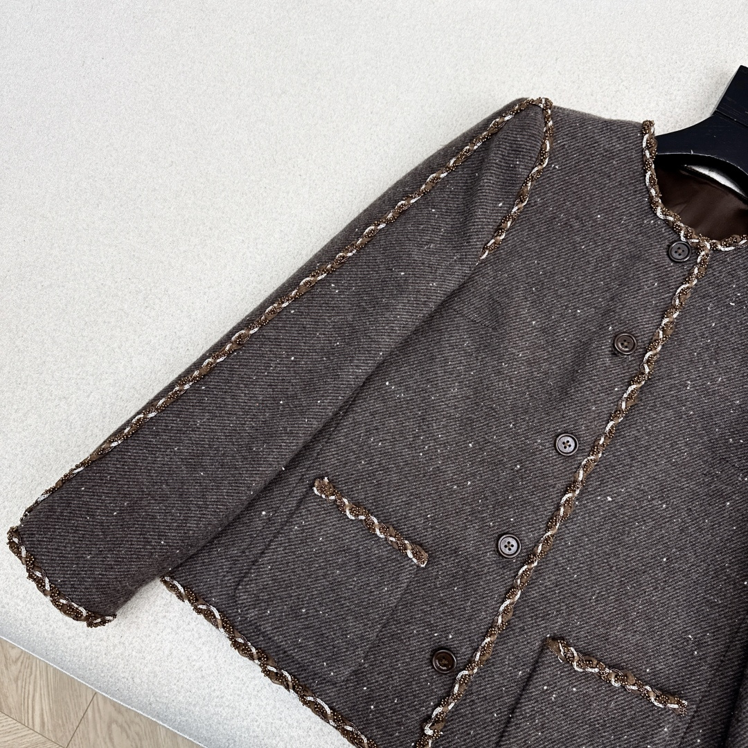 精致贵气 LSs———秋冬最新款高级美拉德色系镶边羊毛外套 🤎纯手工定制的钉珠镶边设计 经典的箱型小外套