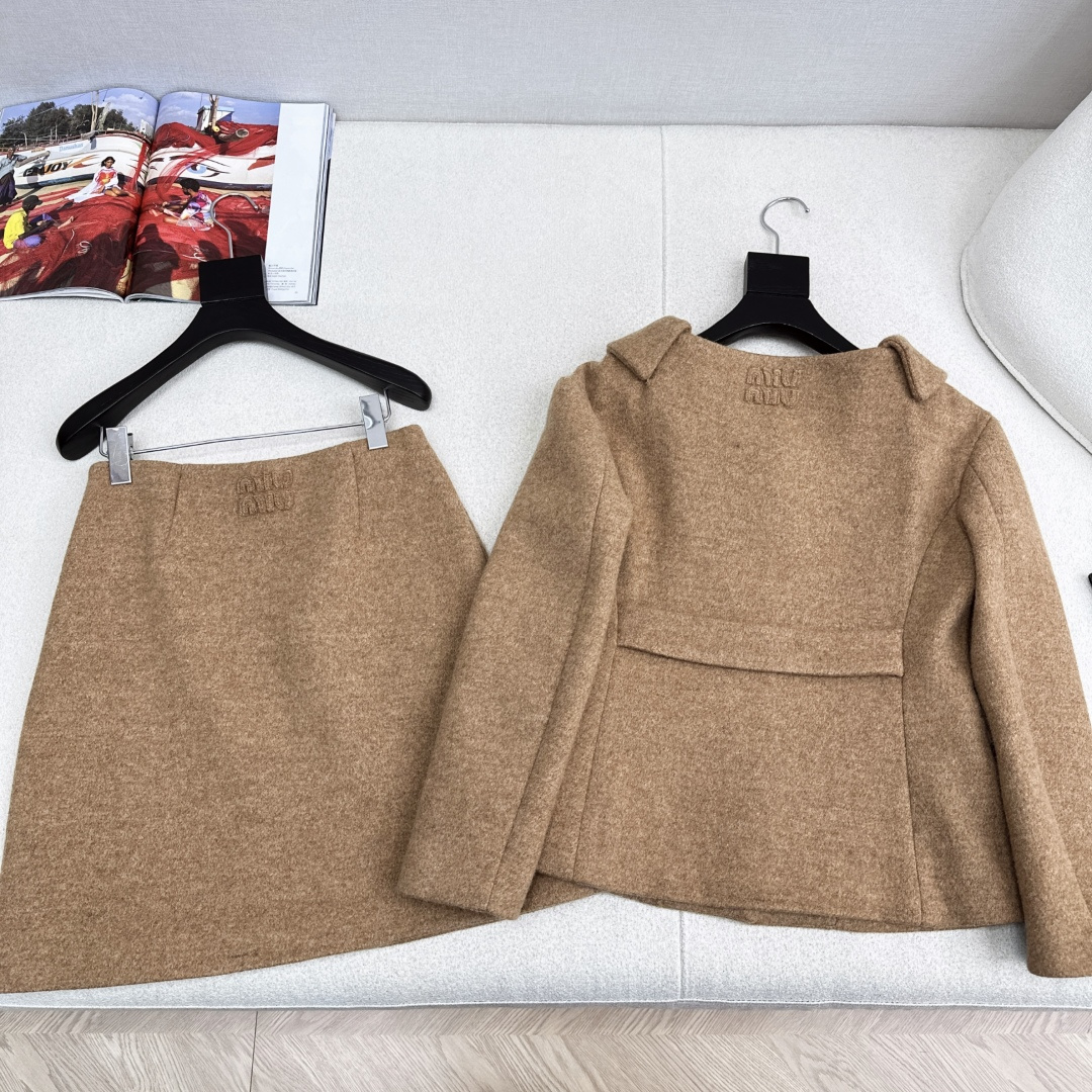 特价🉐️一套❗️现货齐码❗️不退不换❗️缪系复古法式穿搭 Miu 25Ss————秋冬最新款千金风毛呢套