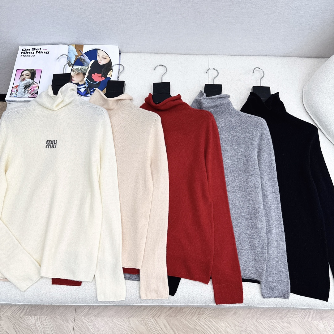 Miu Elegant Wool Blend Turtleneck Top with Logo – Slim Fit, Five Colors