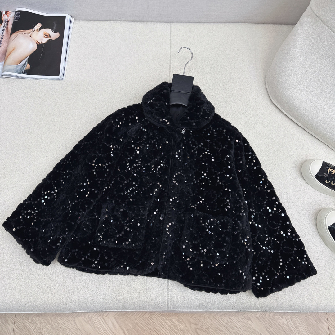 特价🉐️❗️现货齐码❗️不退不换❗️C家 25Ss————秋冬最新款滑雪限定系列翻领短款毛绒绒外套🤍整件