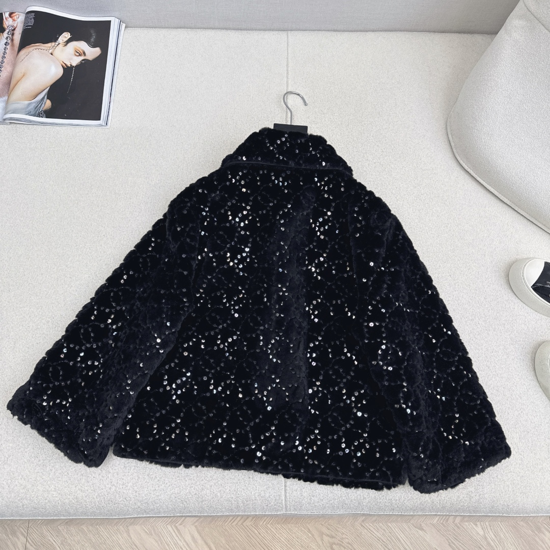 特价🉐️❗️现货齐码❗️不退不换❗️C家 25Ss————秋冬最新款滑雪限定系列翻领短款毛绒绒外套🤍整件