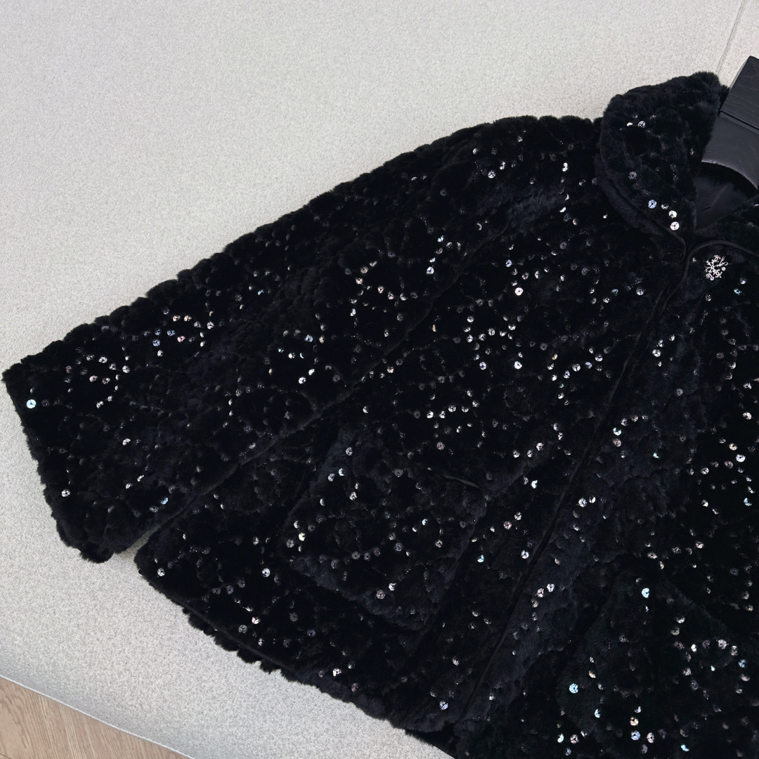 特价🉐️❗️现货齐码❗️不退不换❗️C家 25Ss————秋冬最新款滑雪限定系列翻领短款毛绒绒外套🤍整件