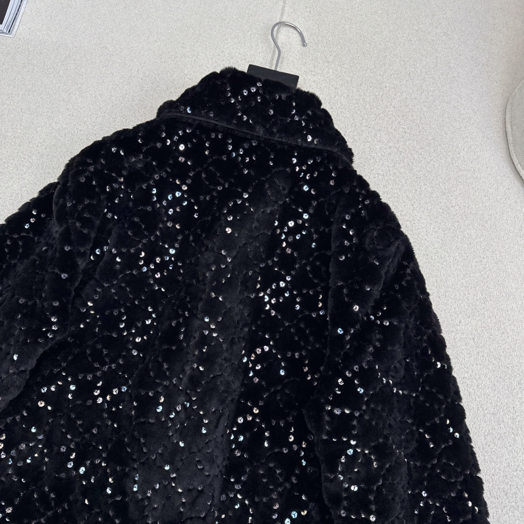 特价🉐️❗️现货齐码❗️不退不换❗️C家 25Ss————秋冬最新款滑雪限定系列翻领短款毛绒绒外套🤍整件