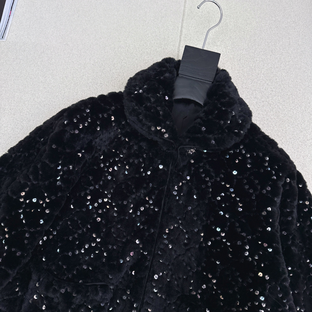 特价🉐️❗️现货齐码❗️不退不换❗️C家 25Ss————秋冬最新款滑雪限定系列翻领短款毛绒绒外套🤍整件