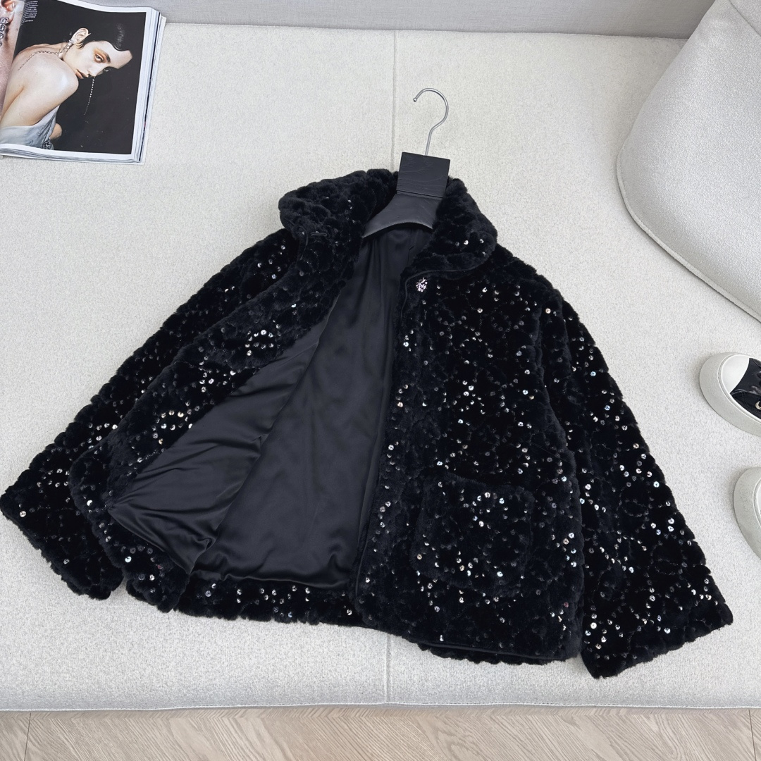 特价🉐️❗️现货齐码❗️不退不换❗️C家 25Ss————秋冬最新款滑雪限定系列翻领短款毛绒绒外套🤍整件