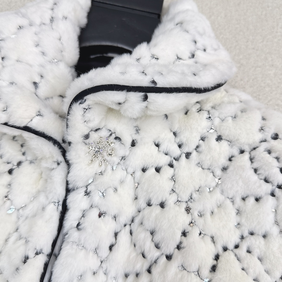 特价🉐️❗️现货齐码❗️不退不换❗️C家 25Ss————秋冬最新款滑雪限定系列翻领短款毛绒绒外套🤍整件