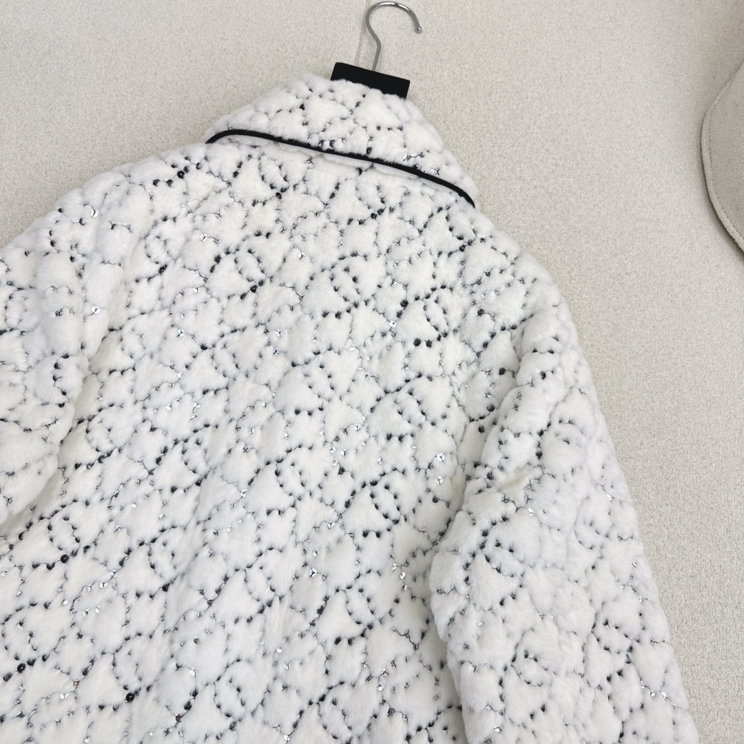 特价🉐️❗️现货齐码❗️不退不换❗️C家 25Ss————秋冬最新款滑雪限定系列翻领短款毛绒绒外套🤍整件